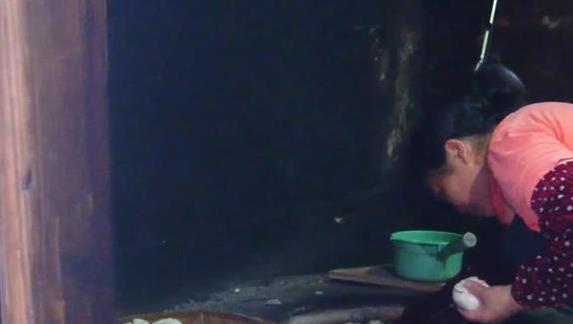 3块钱一个烤包子，福建大姐30年摆摊，豪车老板都抢着买