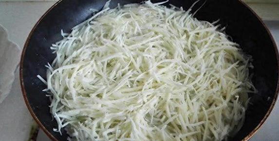 瘦人胖人吃都好，土豆煎饼香满屋，儿子减肥还上瘾