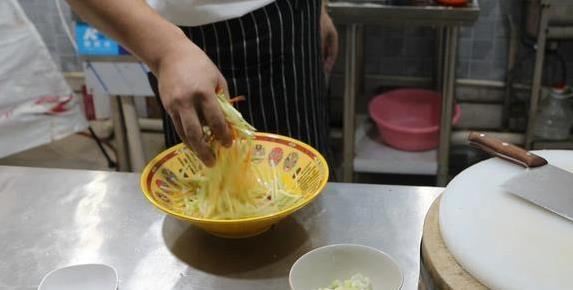 10分钟搞定凉拌西葫芦，清爽开胃，家人抢着吃？