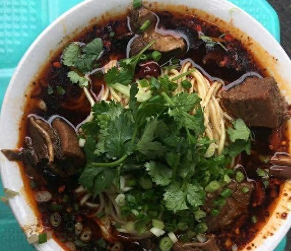 重庆破街小面馆火爆全城，麻辣味勾魂，蹲路边吃到舔盘