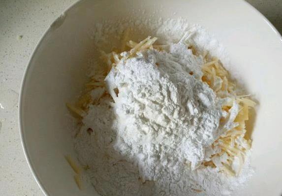 2个苹果1碗面粉，30年头回尝这饼，端桌秒光全家抢？