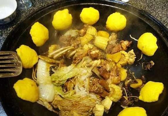 东北菜有多香？大铁锅一炖全村馋，城里人吃不到这味！