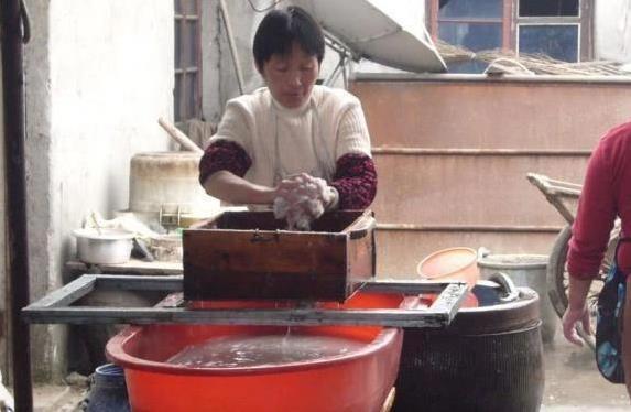 从泥塘到碗里，100斤藕只出6斤粉，他们为何坚持30年？