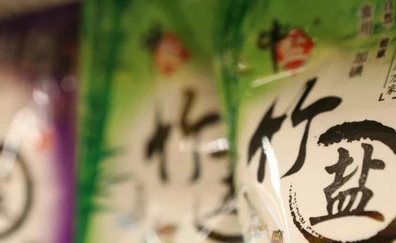 超市买盐傻眼了？海盐精盐差价大，味道差别你尝过吗？