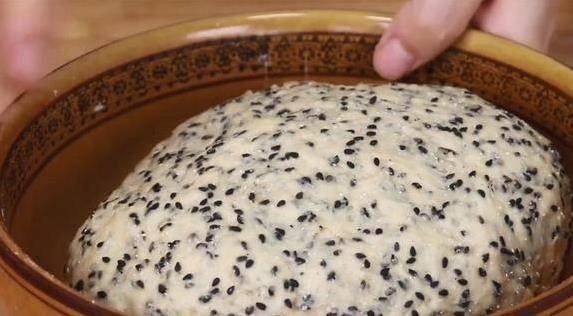 80克黑芝麻加2个鸡蛋，简单一揉，酥脆小饼干全家抢着吃