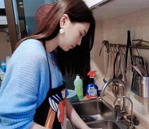 42岁单身女老师不婚不恋，每晚做顿大餐，网友全羡慕了