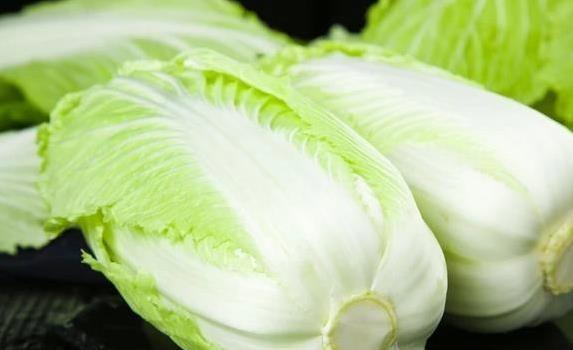 白菜炒错全家嫌？学会饭店这招，3分钟出锅脆嫩不流水