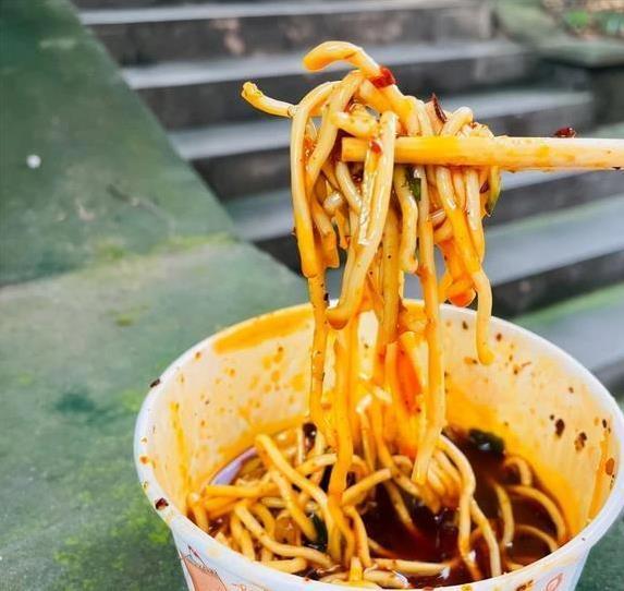 35年不挪窝的重庆小摊，200斤美食天天卖光，为啥不让打包？