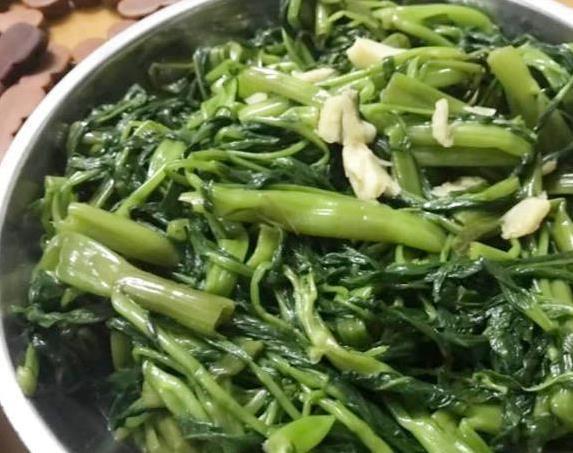 香菇滑鸡超简单做法，肉嫩菇香，家人抢着吃