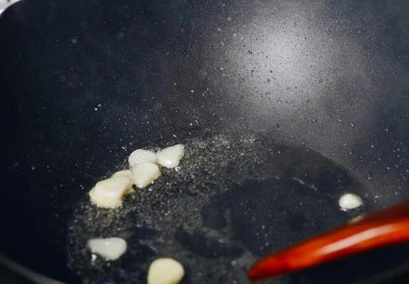 菠菜贵过猪肉12元一斤？3个炒菜秘诀，翠绿不黄好吃到爆