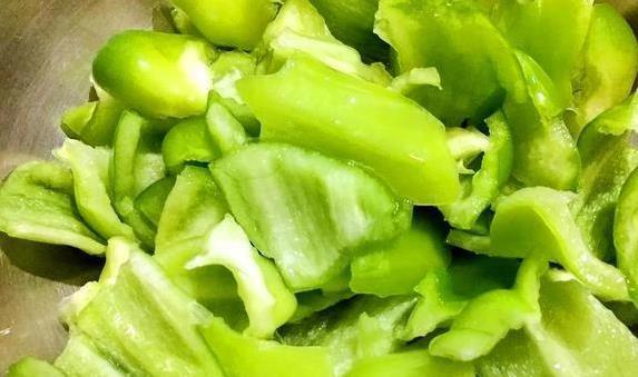 五花肉炒青椒，十分钟上桌，香到全家抢着吃！