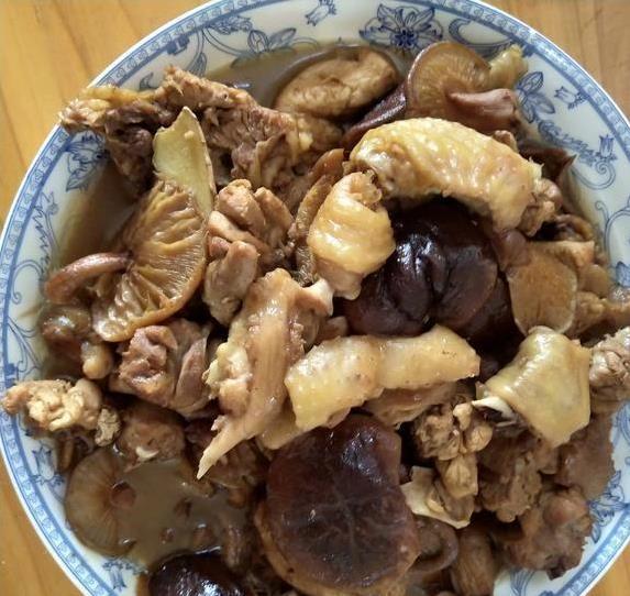 香菇滑鸡超简单做法，肉嫩菇香，家人抢着吃