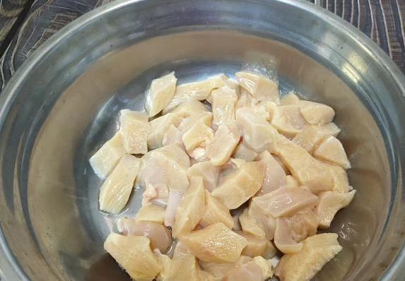 超市9.9元鸡胸肉火了，简单一做全家抢吃，零食下酒菜两不误