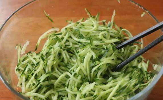 黄瓜不凉拌也能香翻天？这款素馅饺子清爽到爆，你敢试吗？