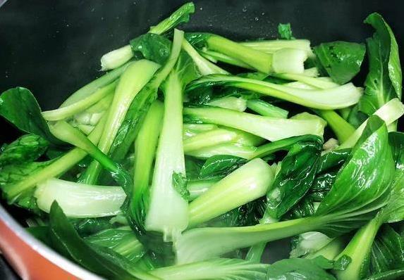 广东人离不开青菜，3个炒菜秘诀，翠绿爽口完胜饭店
