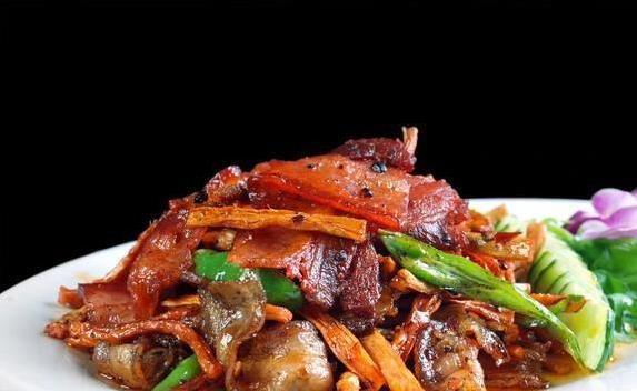 五花肉一炒香翻天，3步做出回锅肉，家人抢着吃