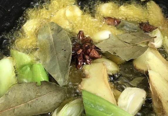 五花肉炖菜香翻天,土豆胡萝卜绝配,家人都抢着吃