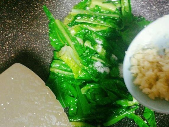 新手也能炒出饭店味，蒜蓉油麦菜30秒上桌，咋做都好吃？