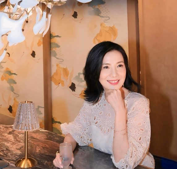 58岁关秀媚宣布离婚 结束廿载情路，重启人生新篇章