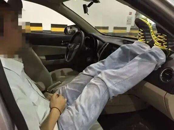返程坐车千万别用这个姿势 后排“卧铺”隐患大