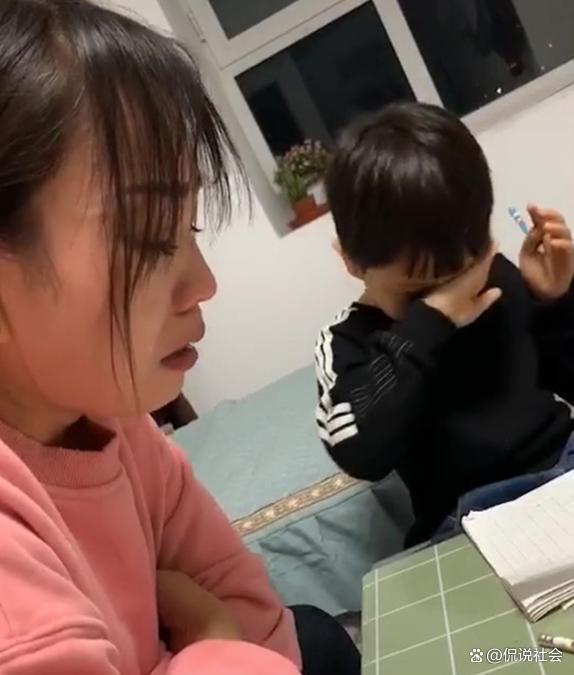 丈夫送妻子黄金锁,只求辅导孩子作业不发脾气