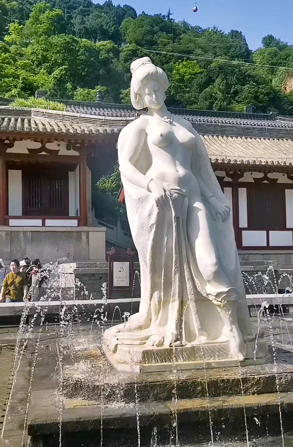 华清池贵妃裸体出浴雕像引发争议