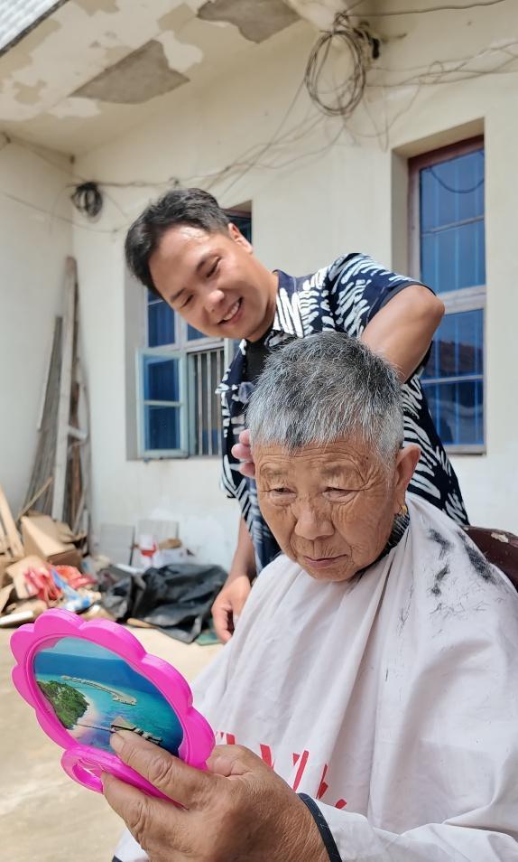 小伙為超200位留守老人免費(fèi)理發(fā)：老人需要被關(guān)注
