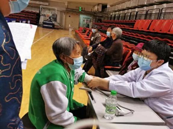 59岁大妈天天吃萝卜，2年后体检，结束让大夫保养不已