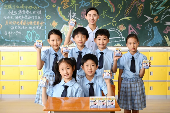 世界学生奶日|蒙牛学生奶筑牢青少年营养健康防护网