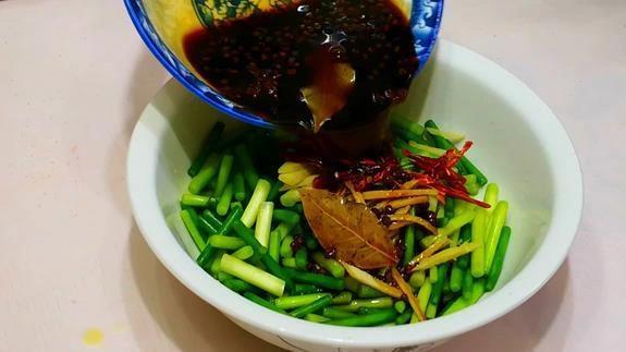腌蒜苔，可别只会加盐，老妈用了30年的秘方，清脆爽口还不辣心