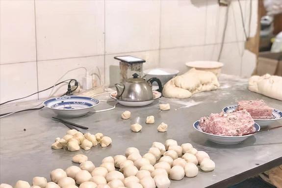 南昌40年小吃店，因邓超推荐火了，1.5元1个，一天能卖5000个