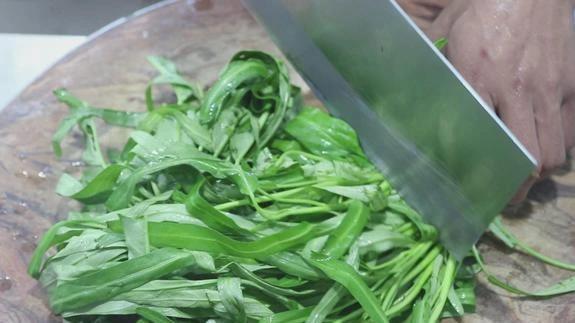 蒜蓉空心菜怎样炒才不发黑？大厨教你小技巧，新手一看就会做