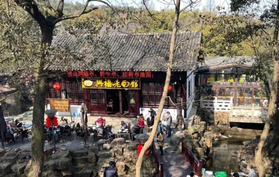 常熟这家虞山脚下的老字号面馆，一碗蕈油面35元，众多本地人来吃