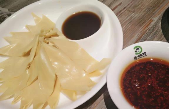 无锡江阴这家江南特色的餐厅，装修复古年代感很强，农家菜很地道