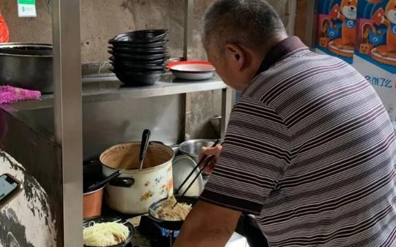 合肥70多岁爷爷路边店卖砂锅，13块钱一碗，不少人从小吃到大