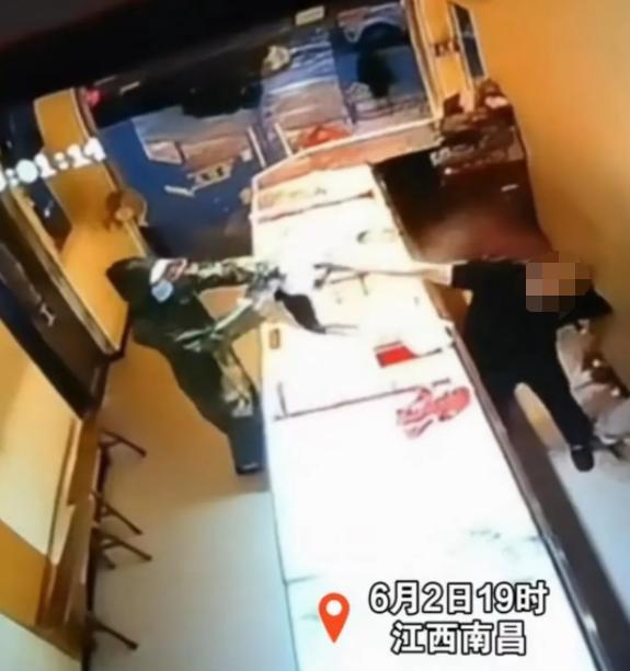 男子抢劫金店后逃离 警方通报 嫌犯迅速落网