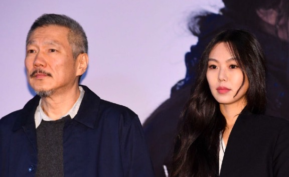 金敏喜生子后状态 身材依旧苗条笑容很灿烂！