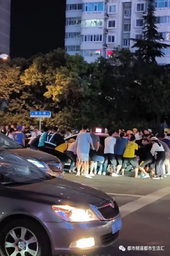 众人合力抬车救被困女子 目击者：很震撼，很感动