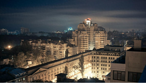 电力恢复后的乌克兰首都基辅灯红酒绿 日常生活在黑夜的掩映下延续