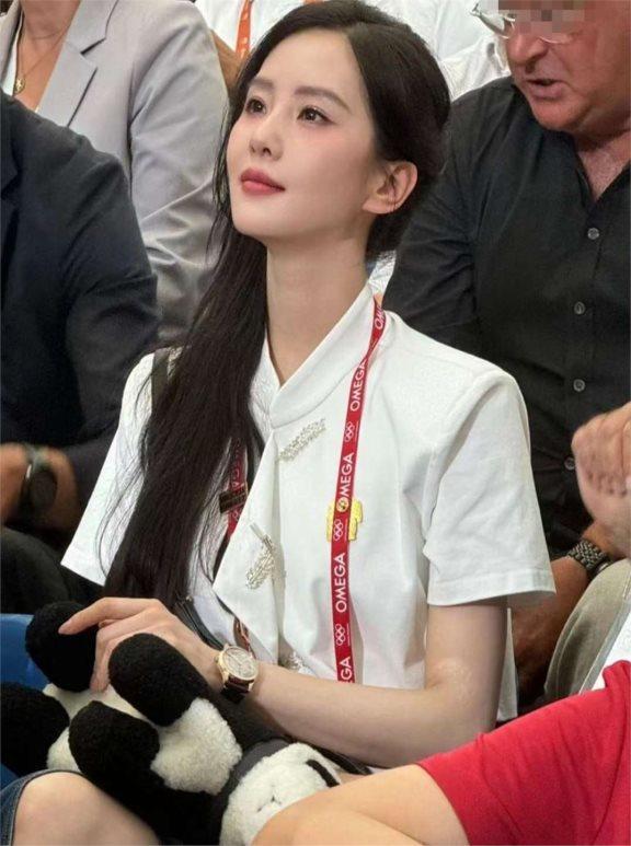 刘诗诗送欧米茄总裁新中式唐装，谈观奥运感受：为中国运动员骄傲