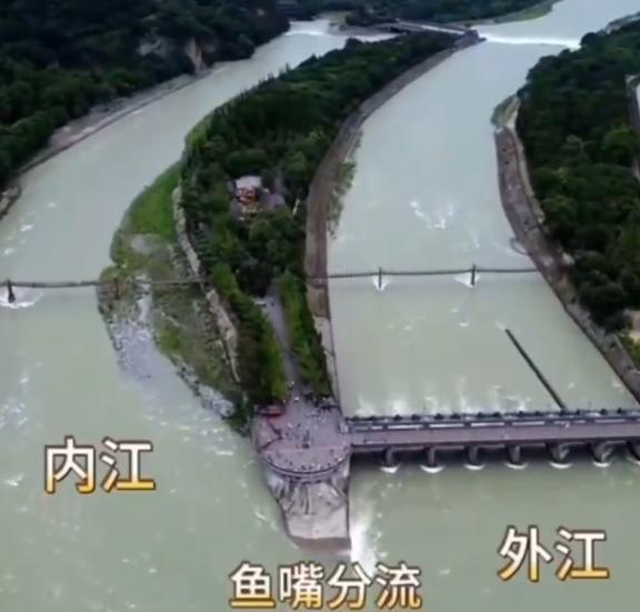 成都暴雨航拍都江堰再現(xiàn)奇觀