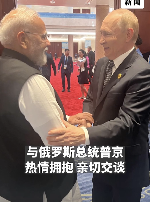莫迪与普京拥抱 手拉手热聊！