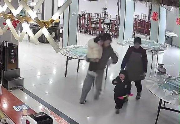 六安打小孩事件进展 监控揭露真相