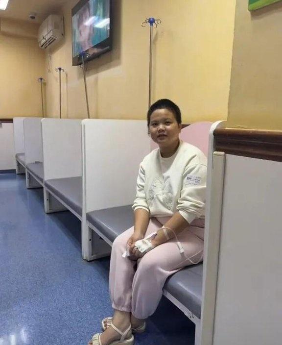 吐血后用外套擦女孩说不想添麻烦 坚强女孩感动众人