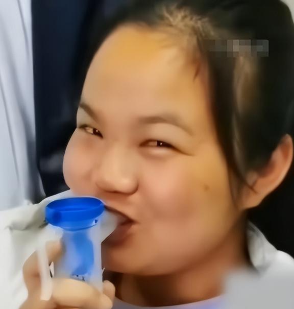 父亲称接到公安电话才知女儿地铁吐血 坚强女孩感动全网