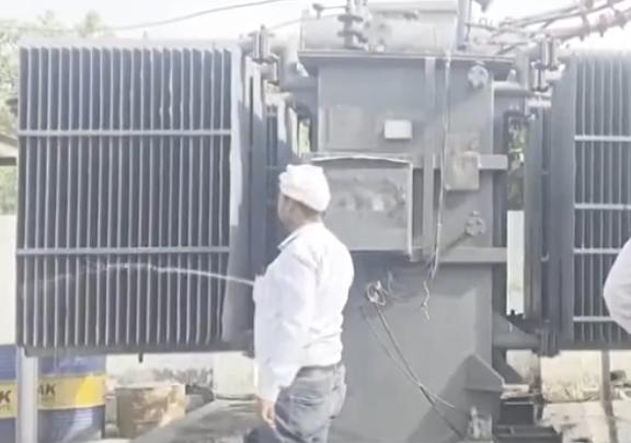 印度电工往变压器上浇水降温 应对极端高温