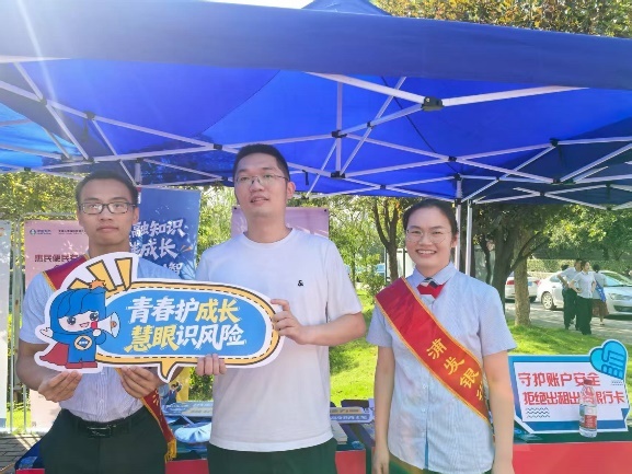 浦发银行江夏支行进校园开展金融教育宣传，为师生筑牢权益“防护墙”！