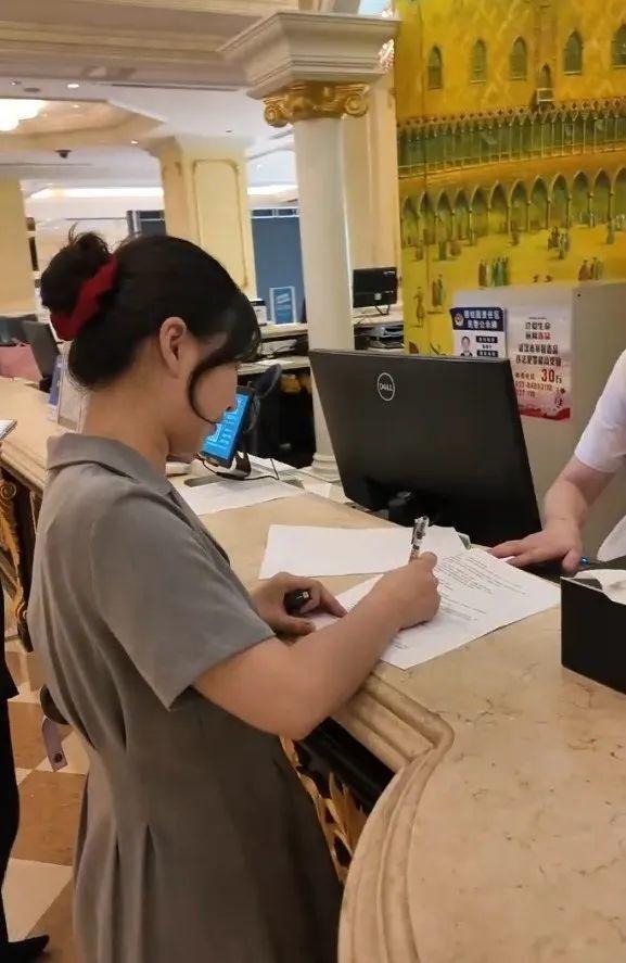 武汉一酒店推出“宠物陪睡”服务 狗狗员工日薪100元