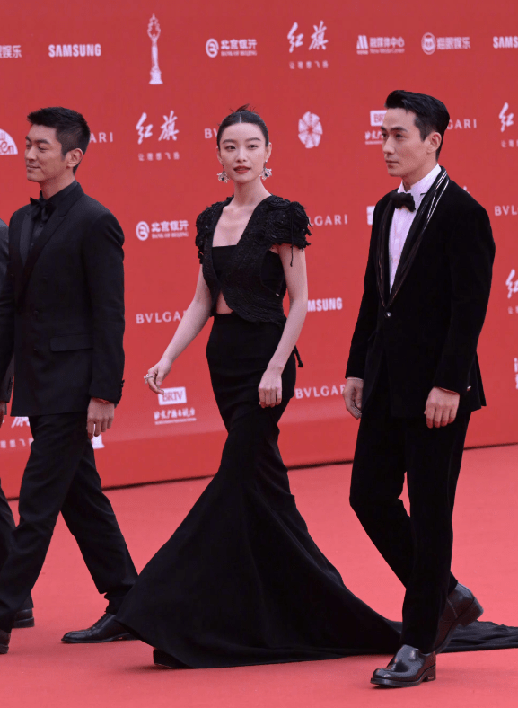 北影红毯看点多，娜扎如仙女下凡，章子怡状态能打，陈红美人老去