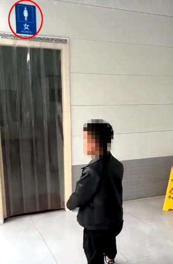 男子进女厕拍短视频，警方：4人被行拘
